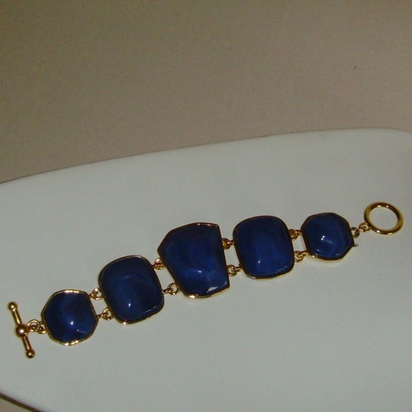 Kenneth Jay Lane Lucite and Gold-Tone Bracelet - Picture 4 of 9